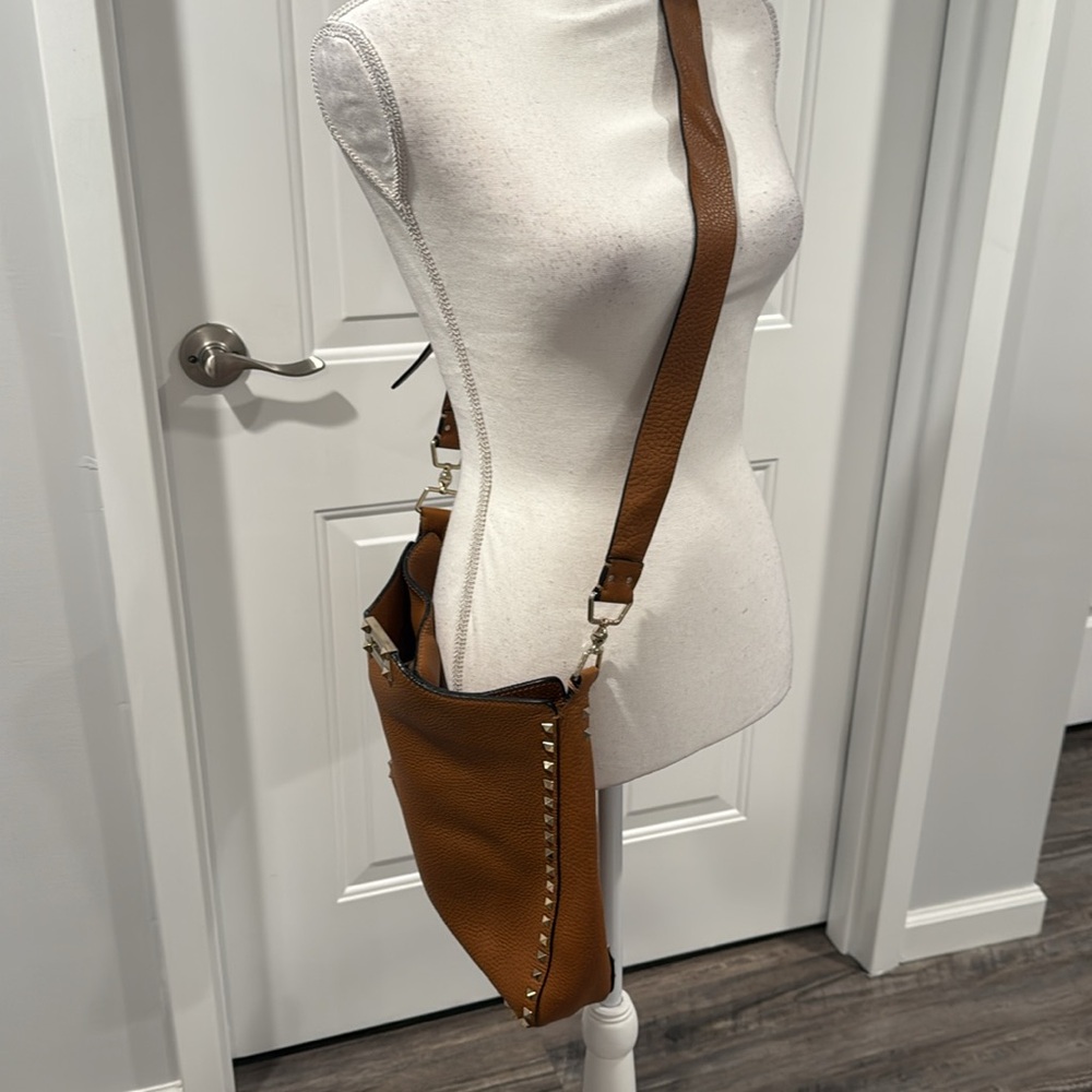 Valentino Garavani ROCKSTUD CALFSKIN HOBO BAG Light Cuir Tobacco Brown Crossbody - Picture 11 of 16